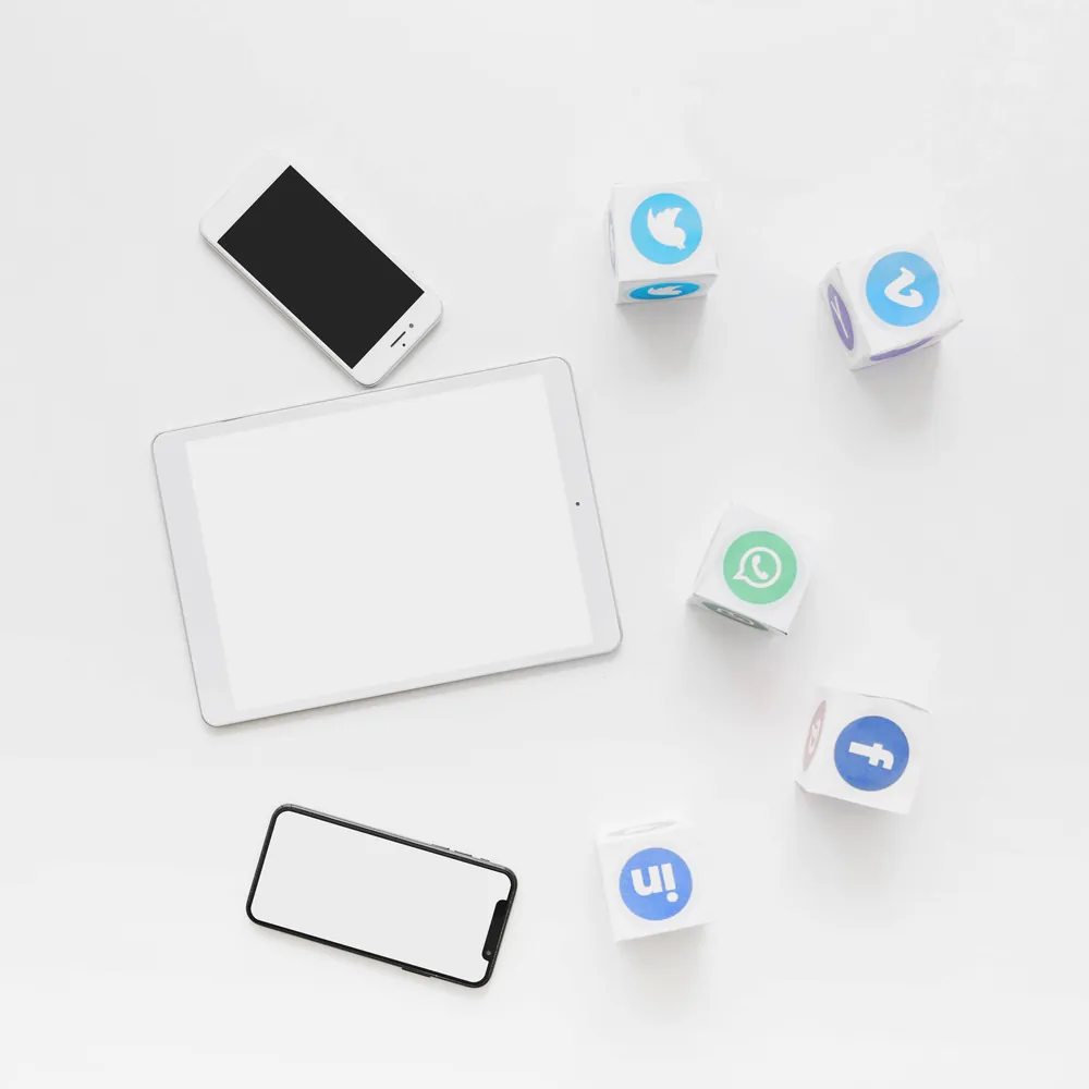 En mobil og et nettbrett med ikoner for sosiale medier